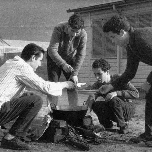 05 Kochen vor den Baracken BBC 1962 cube